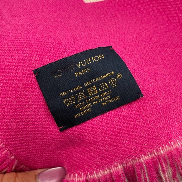 Louis Vuitton Team Louis Fuchsia Scarf - Picture 7 of 8